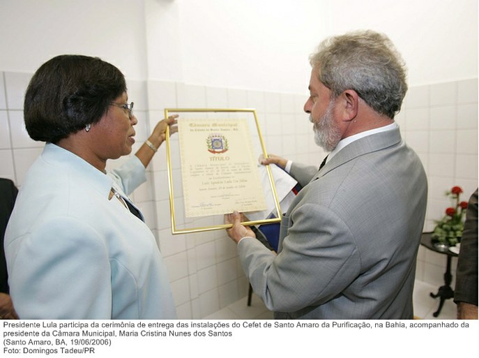 Presidente Lula participa da cerimônia de entrega das instalações do Cefet de Santo Amaro da Purificação, na Bahia, acompanhado da presidente da Câmara Municipal, Maria Cristina N. dos Santos.jpg