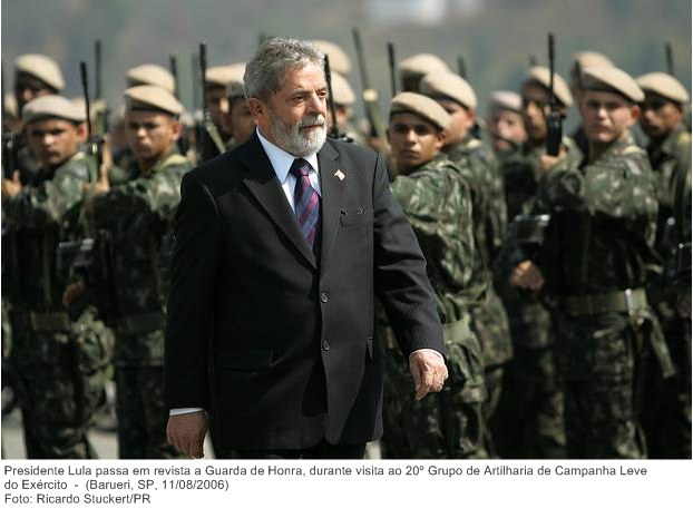 Presidente Lula passa em revista a Guarda de Honra, durante visita ao 20º Grupo de Artilharia de Campanha Leve do Exército (2).jpg