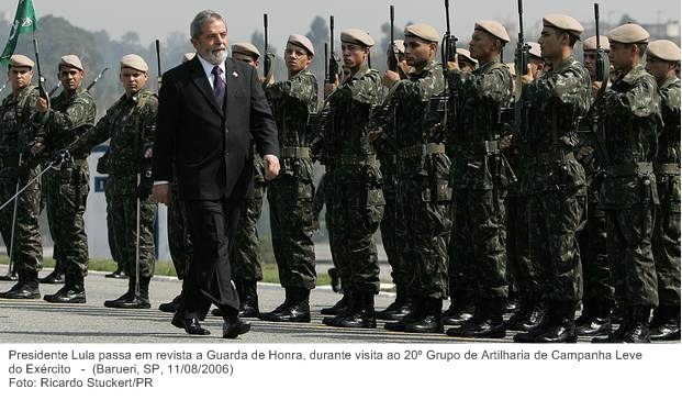 Presidente Lula passa em revista a Guarda de Honra, durante visita ao 20º Grupo de Artilharia de Campanha Leve do Exército.jpg