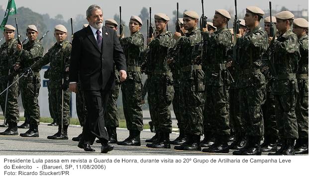 Presidente Lula passa em revista a Guarda de Honra, durante visita ao 20º Grupo de Artilharia de Campanha Leve do Exército.jpg