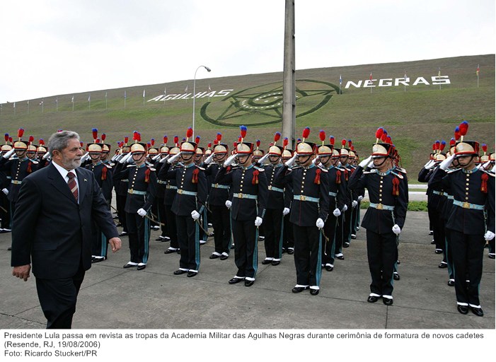 Presidente Lula passa em revista as tropas da Academia Militar das Agulhas Negras durante cerimônia de formatura de novos cadetes.jpg