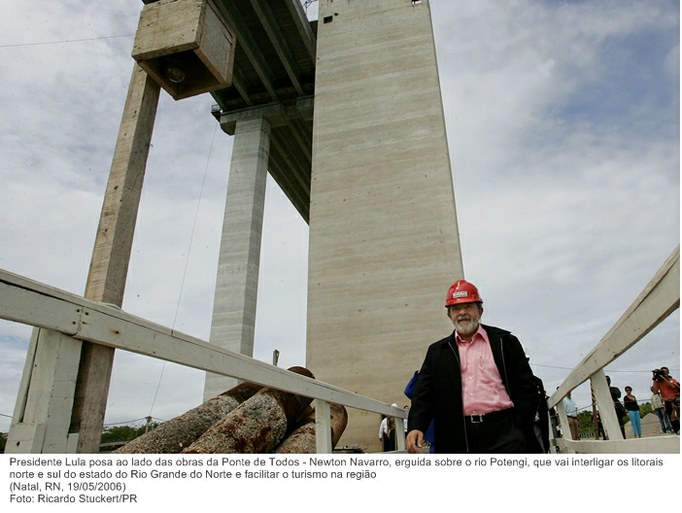 Presidente Lula posa ao lado das obras da Ponte de Todos - Newton Navarro, erguida sobre o rio Potengi, que vai interligar os litorais norte e sul do estado do Rio Grande do Norte.jpg