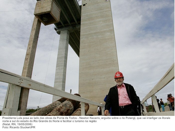 Presidente Lula posa ao lado das obras da Ponte de Todos - Newton Navarro, erguida sobre o rio Potengi, que vai interligar os litorais norte e sul do estado do Rio Grande do Norte.jpg
