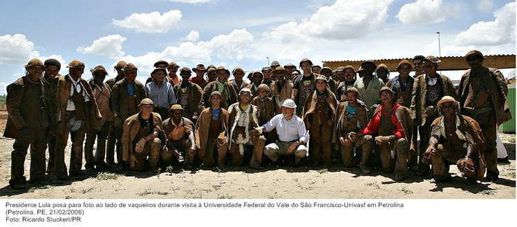 Presidente Lula posa para foto ao lado de vaqueiros durante visita à Universidade Federal do Vale do São Francisco-Univasf em Petrolina.jpg