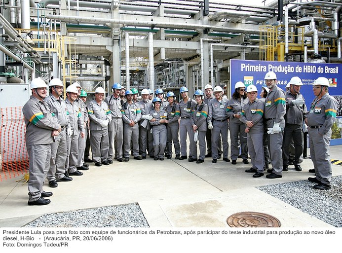 Presidente Lula posa para foto com equipe de funcionários da Petrobras, após participar do teste industrial para produção ao novo óleo diesel, H-Bio.jpg