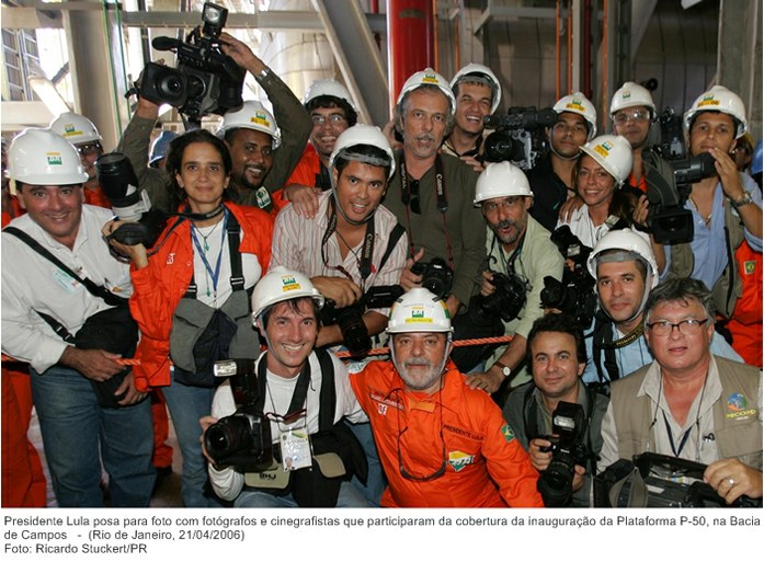 Presidente Lula posa para foto com fotógrafos e cinegrafistas que participaram da cobertura da inauguração da Plataforma P-50, na Bacia de Campos.jpg