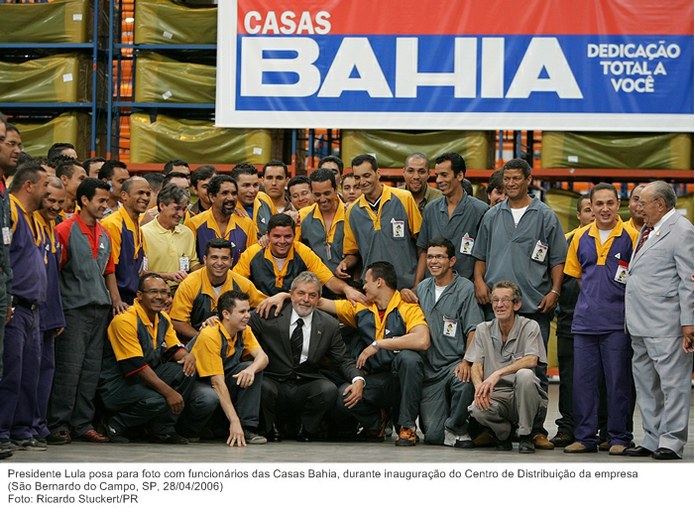 Presidente Lula posa para foto com funcionários das Casas Bahia, durante inauguração do Centro de Distribuição da empresa.jpg