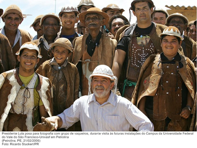 Presidente Lula posa para fotografia com grupo de vaqueiros, durante visita às futuras instalações do Campus da Universidade Federal do Vale do São Francisco-Univasf em Petrolina.jpg