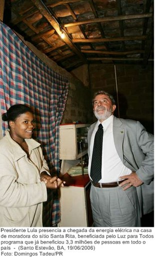 Presidente Lula presencia a chegada da energia elétrica na casa de moradora do sítio Santa Rita, beneficiada pelo Luz para Todos.jpg
