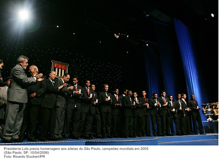 Presidente Lula presta homenagem aos atletas do São Paulo, campeões mundiais em 2005.jpg