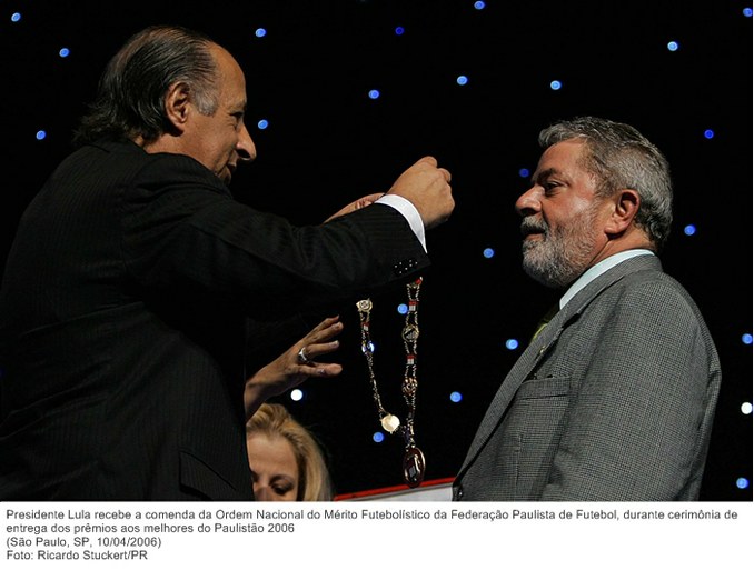 Presidente Lula recebe a comenda da Ordem Nacional do Mérito Futebolístico da Federação Paulista de Futebol, durante cerimônia de entrega dos prêmios aos melhores do Paulistão 2006.jpg