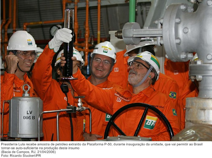 Presidente Lula recebe amostra de petróleo extraído da Plataforma P-50, durante inauguração da unidade, que vai permitir ao Brasil tornar-se auto-suficiente na produção deste insumo.jpg