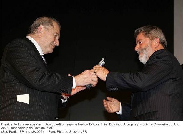 Presidente Lula recebe das mãos do editor responsável da Editora Três, Domingo Alzugaray, o prêmio Brasileiro do Ano 2006, concedido pela Revista IstoÉ.jpg