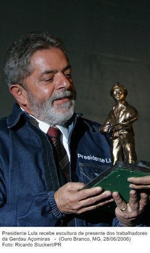 Presidente Lula recebe escultura de presente dos trabalhadores da Gerdau Açominas.jpg