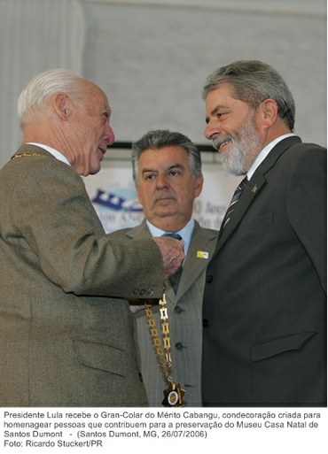Presidente Lula recebe o Gran-Colar do Mérito Cabangu, condecoração criada para homenagear pessoas que contribuem para a preservação do Museu Casa Natal de Santos Dumont.jpg