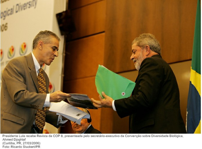 Presidente Lula recebe Revista da COP 8, presenteada pelo secretário-executivo da Convenção sobre Diversidade Biológica, Ahmed Djoghlaf.jpg