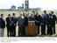 Presidente Lula, repres. da Petrobras, do BNDES, do Grupo Ultra e de munic. do est. do Rio de Janeiro posam para foto diante da caixa de documentos que foi enterrada na Fazenda Macacu.jpg