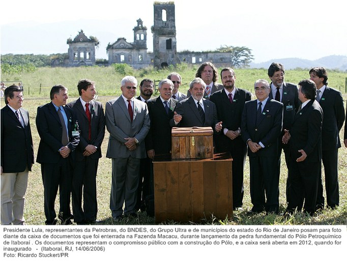Presidente Lula, repres. da Petrobras, do BNDES, do Grupo Ultra e de munic. do est. do Rio de Janeiro posam para foto diante da caixa de documentos que foi enterrada na Fazenda Macacu.jpg