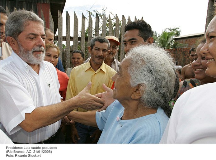Presidente Lula saúda populares.jpg