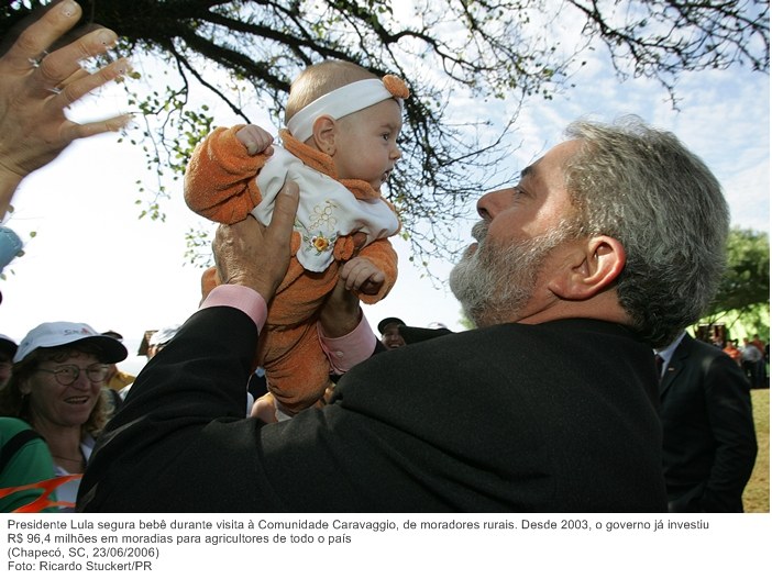 Presidente Lula segura bebê durante visita à Comunidade Caravaggio.jpg