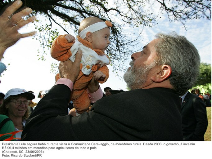 Presidente Lula segura bebê durante visita à Comunidade Caravaggio.jpg