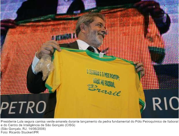 Presidente Lula segura camisa verde-amarela durante lançamento da pedra fundamental do Pólo Petroquímico de Itaboraí e do Centro de Inteligência de São Gonçalo (CISG).jpg