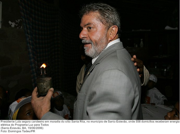 Presidente Lula segura candeeiro em moradia do sítio Santa Rita, no município de Santo Estevão, onde 558 domicílios receberam energia elétrica do Programa Luz para Todos.jpg