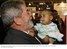 Presidente Lula segura criança no colo durante visita ao Feirão Caixa da Casa Própria.jpg