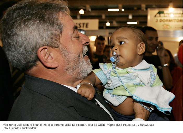 Presidente Lula segura criança no colo durante visita ao Feirão Caixa da Casa Própria.jpg