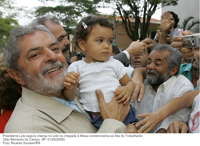 Presidente Lula segura criança no colo na chegada à Missa comemorativa ao Dia do Trabalhador.jpg