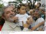 Presidente Lula segura criança no colo na chegada à Missa comemorativa ao Dia do Trabalhador.jpg