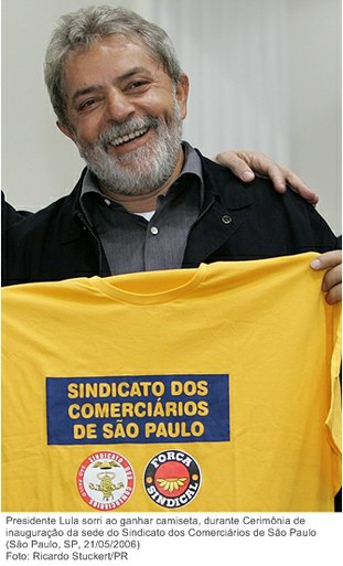 Presidente Lula sorri ao ganhar camiseta, durante Cerimônia de inauguração da sede do Sindicato dos Comerciários de São Paulo.jpg