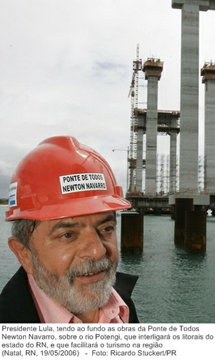 Presidente Lula, tendo ao fundo as obras da Ponte de Todos - Newton Navarro, sobre o rio Potengi, que interligará os litorais do estado do RN.jpg