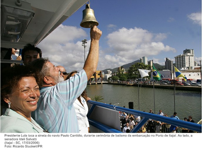 Presidente Lula toca a sineta do navio Paulo Cantídio, durante cerimônia de batismo da embarcação no Porto de Itajaí. Ao lado, a senadora Ideli Salvatti.jpg