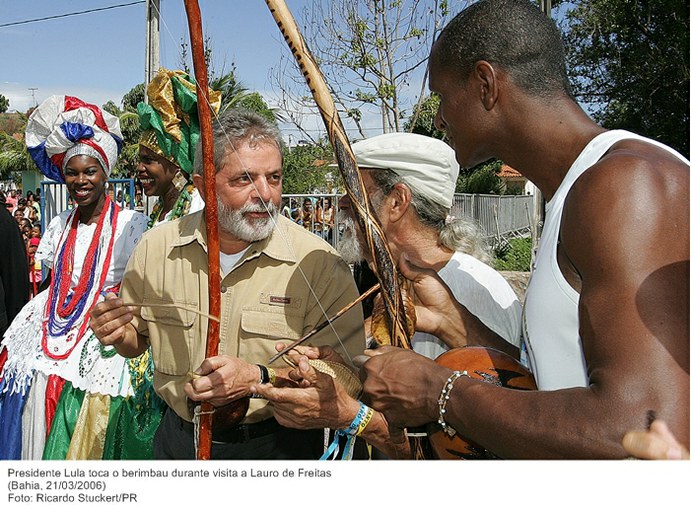 Presidente Lula toca o berimbau durante visita a Lauro de Freitas.jpg