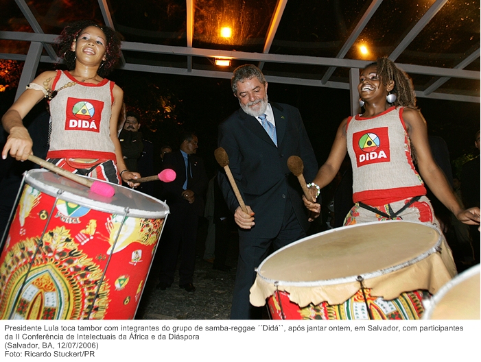 Presidente Lula toca tambor com integrantes do grupo de samba-reggae ´´Didá``, após jantar ontem, em Salvador, com participantes da II Conferência de Intelectuais da África e da Diáspora.jpg