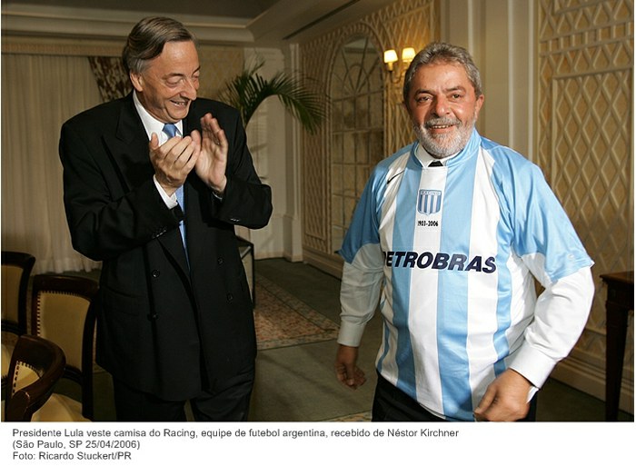 Presidente Lula veste camisa do Racing, equipe de futebol argentina, recebido de Néstor Kirchner.jpg