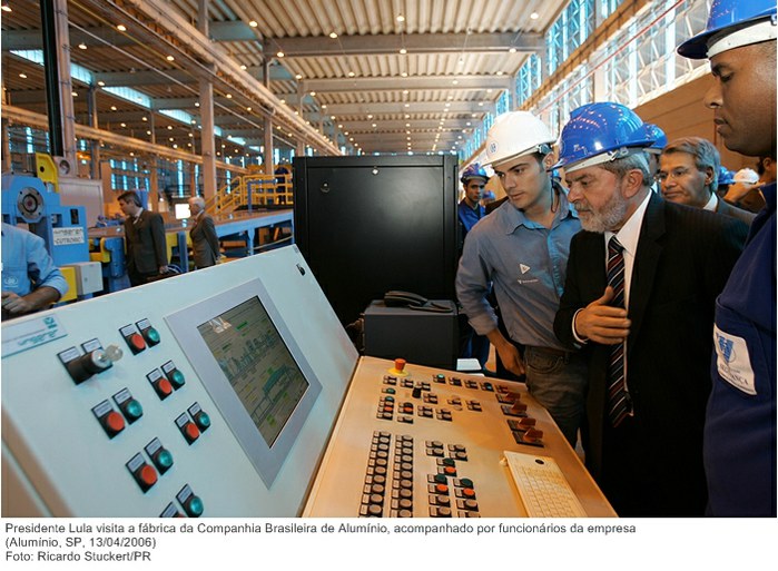 Presidente Lula visita a fábrica da Companhia Brasileira de Alumínio, acompanhado por funcionários da empresa.jpg