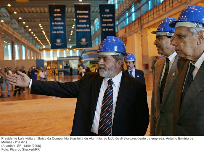 Presidente Lula visita a fábrica da Companhia Brasileira de Alumínio, ao lado do diretor-presidente da empresa, Antonio Ermírio de Moraes (1º à dir.).jpg
