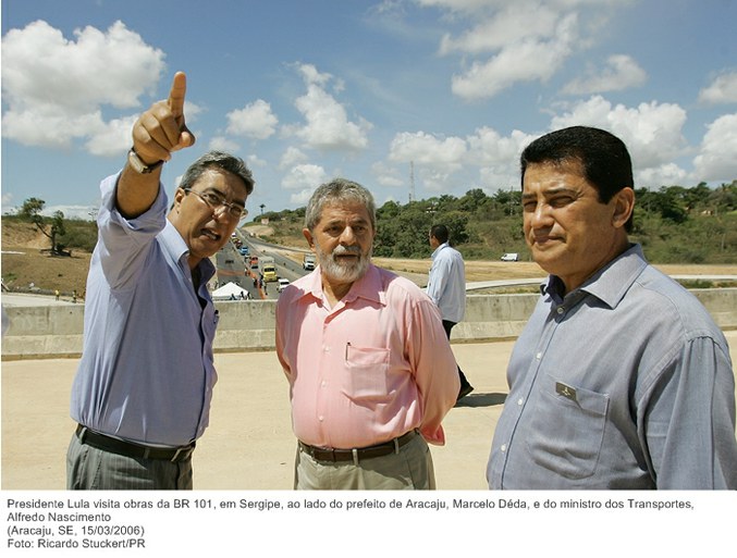 Presidente Lula visita obras da BR 101, em Sergipe, ao lado do prefeito de Aracaju, Marcelo Déda, e do ministro dos Transportes, Alfredo Nascimento.jpg