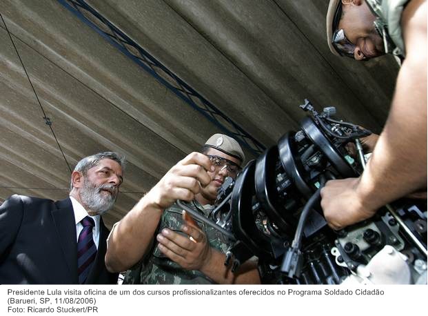 Presidente Lula visita oficina de um dos cursos profissionalizantes oferecidos no Programa Soldado Cidadão.jpg