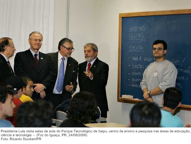 Presidente Lula visita salas de aula do Parque Tecnológico de Itaipu, centro de ensino e pesquisa nas áreas de educação, ciência e tecnologia.jpg