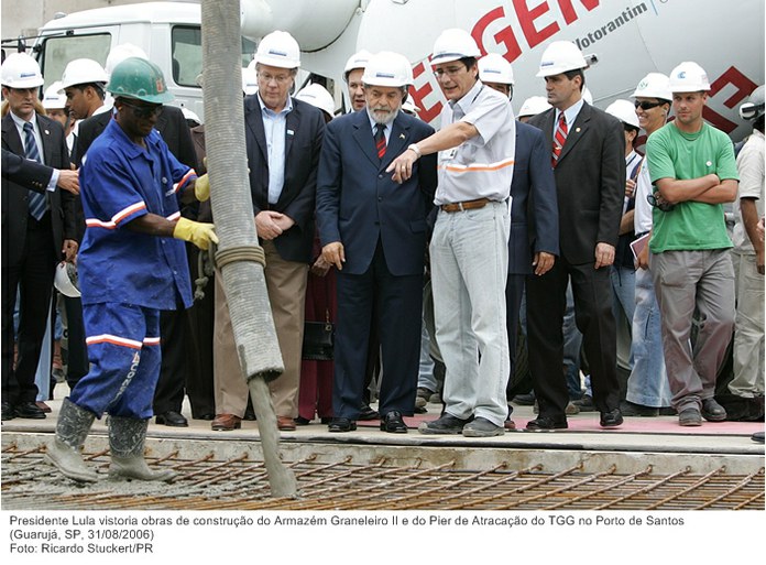 Presidente Lula vistoria obras de construção do Armazém Graneleiro II e do Pier de Atracação do TGG no Porto de Santos.jpg