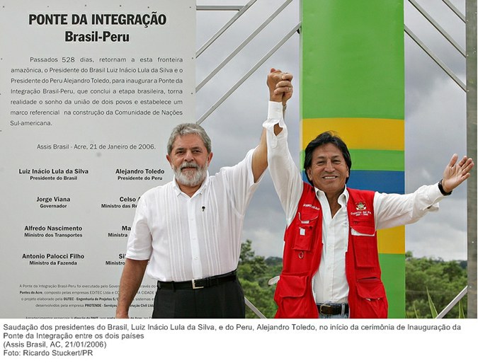 Saudação dos presidentes do Brasil, Luiz Inácio Lula da Silva, e do Peru, Alejandro Toledo, no início da cerimônia de Inauguração da Ponte da Integração entre os dois países.jpg