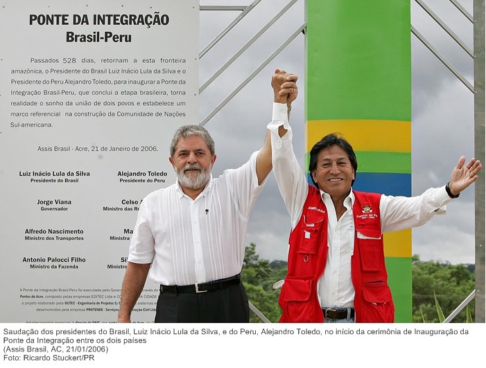 Saudação dos presidentes do Brasil, Luiz Inácio Lula da Silva, e do Peru, Alejandro Toledo, no início da cerimônia de Inauguração da Ponte da Integração entre os dois países.jpg