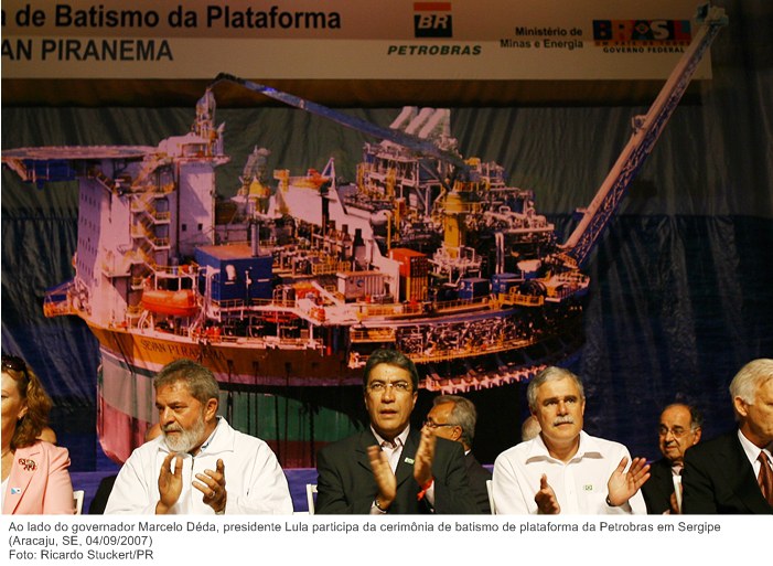 Ao lado do governador Marcelo Déda, presidente Lula participa da cerimônia de batismo de plataforma da Petrobras em Sergipe.