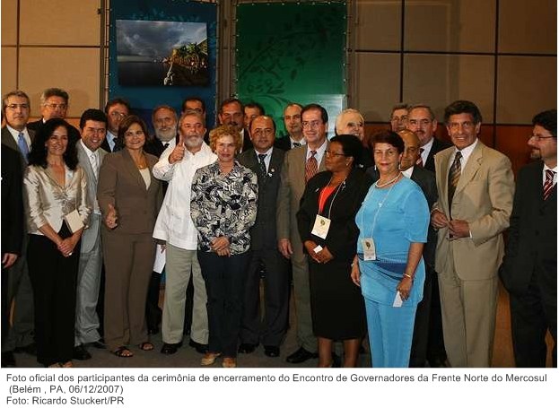 Foto oficial dos participantes da cerimônia de encerramento do Encontro de Governadores da Frente Norte do Mercosul.