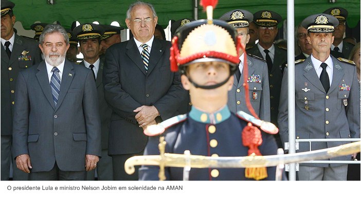 O presidente Lula e ministro Nelson Jobim em solenidade na AMAN.