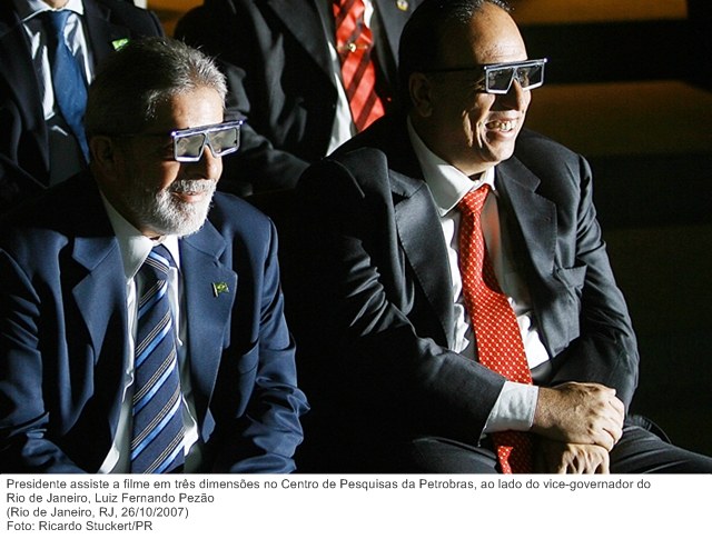 Presidente assiste a filme em três dimensões no Centro de Pesquisas da Petrobras, ao lado do vice-governador do Rio de Janeiro, Luiz Fernando Pezão.
