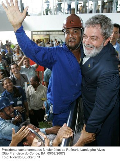 Presidente cumprimenta os funcionários da Refinaria Landulpho Alves.